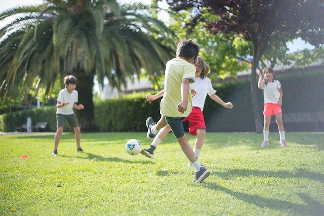 Você está visualizando atualmente Futebol infantil: os benefícios do esporte